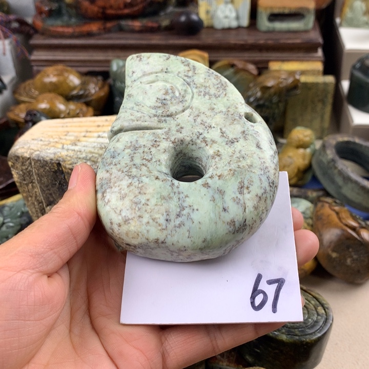 岫岩河磨玉（透闪石质玉）小摆件有瑕未镶嵌