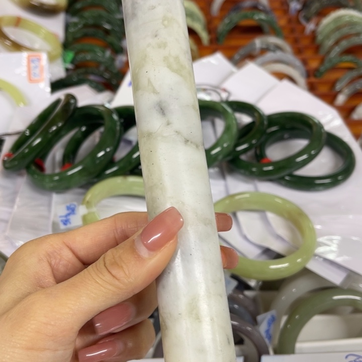 宇***雪和田玉未镶嵌手镯