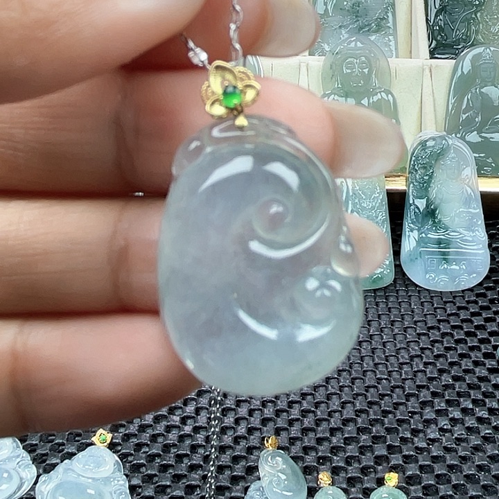 颈饰18K金镶嵌翡翠飘*天然翡翠A货如意