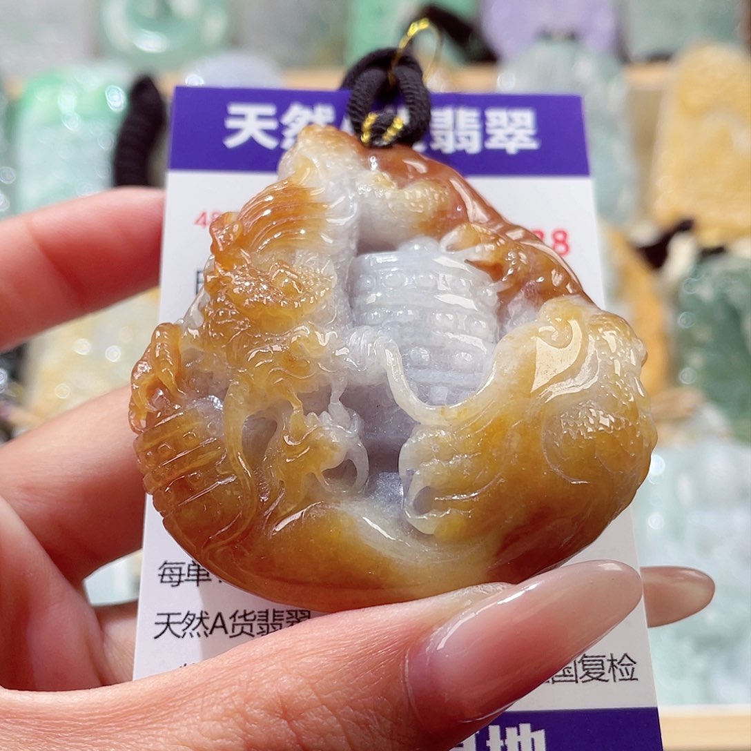 翡翠未镶嵌颈饰龙