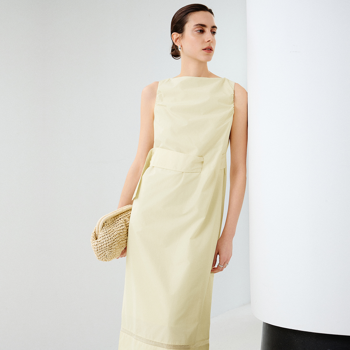 CROWNLESS未冕2025夏新松弛感索罗娜舒弹棉可调节腰封无袖连衣裙