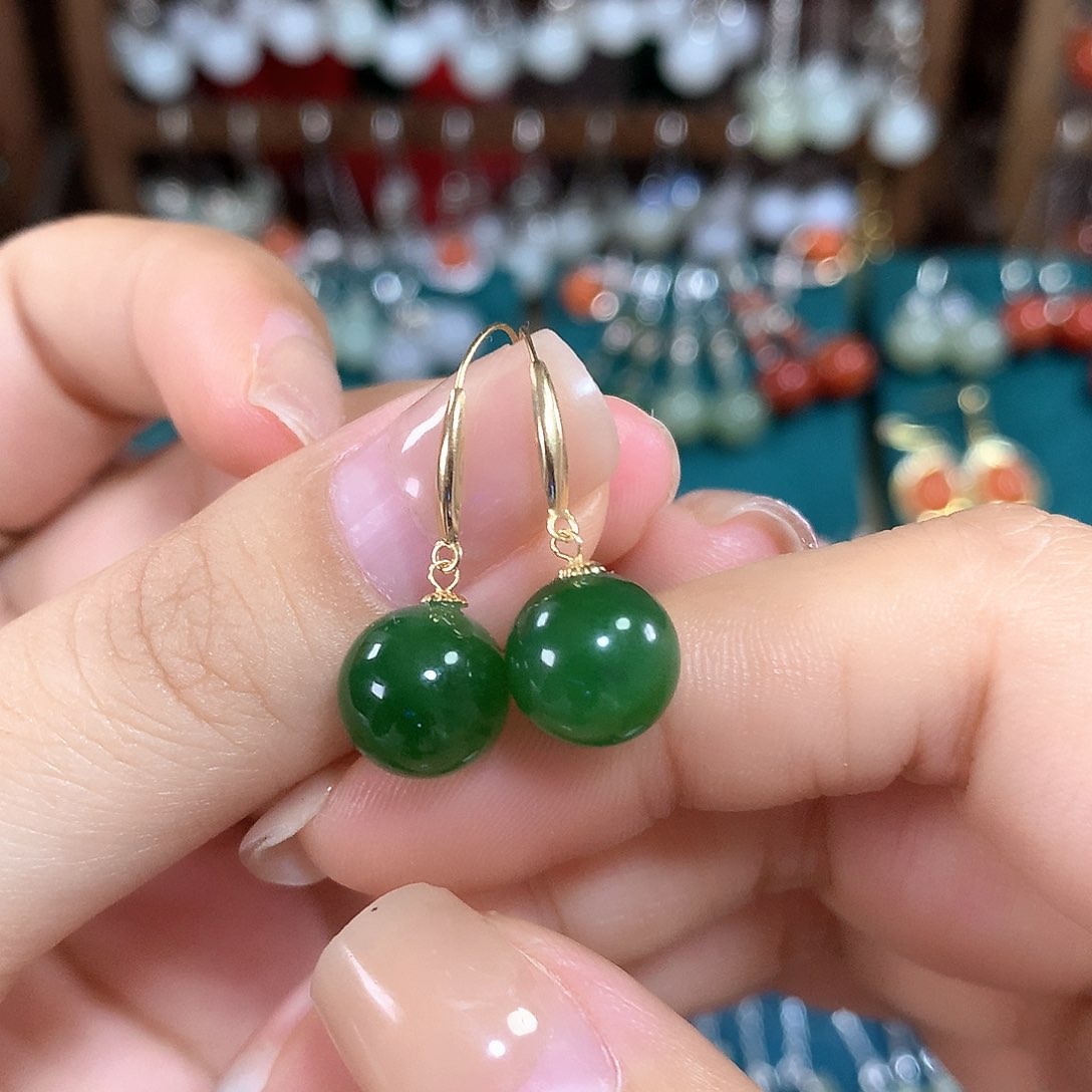 和田玉（碧玉）耳饰18K金镶嵌卡9.5左右