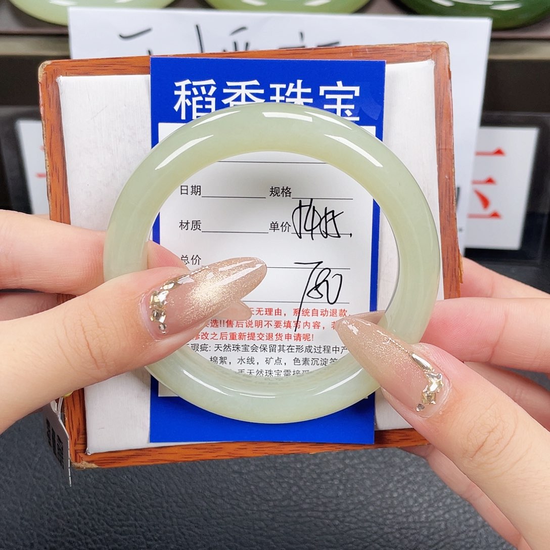 和田玉手镯未镶嵌