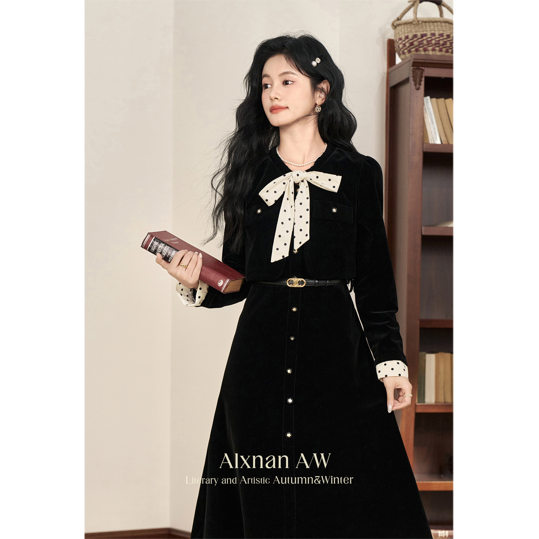 鹿向南「黑珍珠」2025秋冬法式连衣裙女气质收腰丝绒长裙L51027