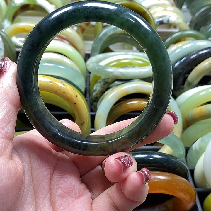 蛇纹石玉手镯未镶嵌