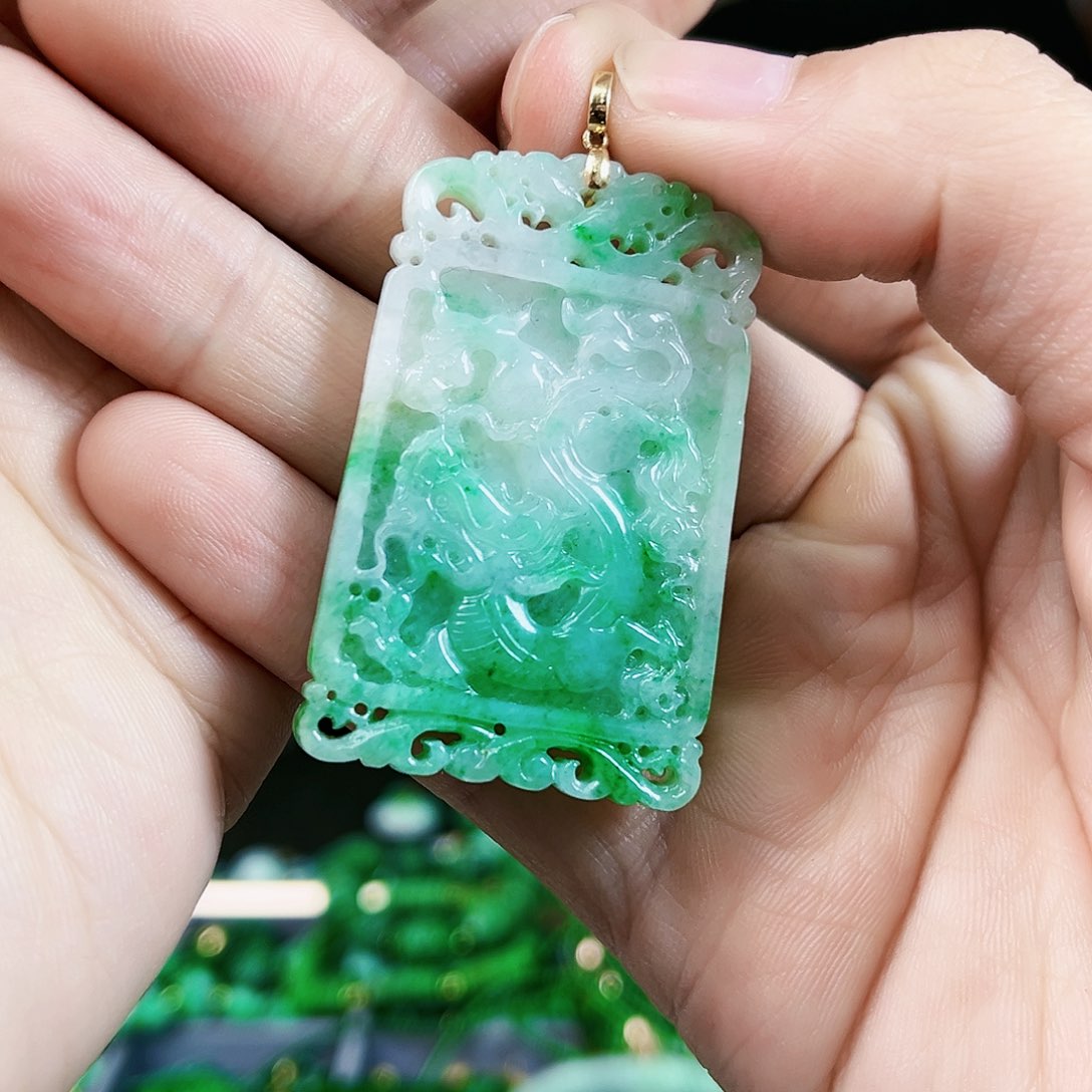 翡翠颈饰18K金镶嵌吊坠多样性