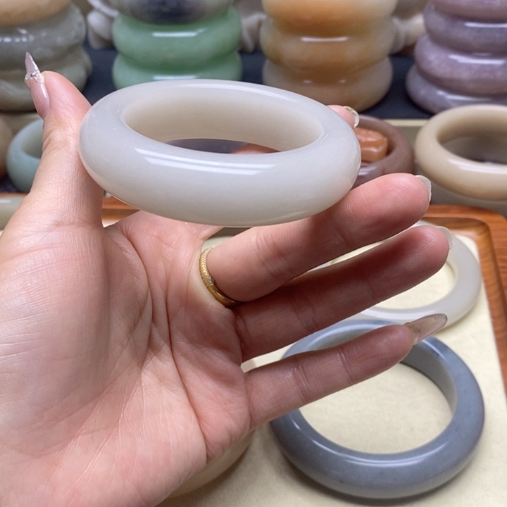 石英岩玉手镯未镶嵌