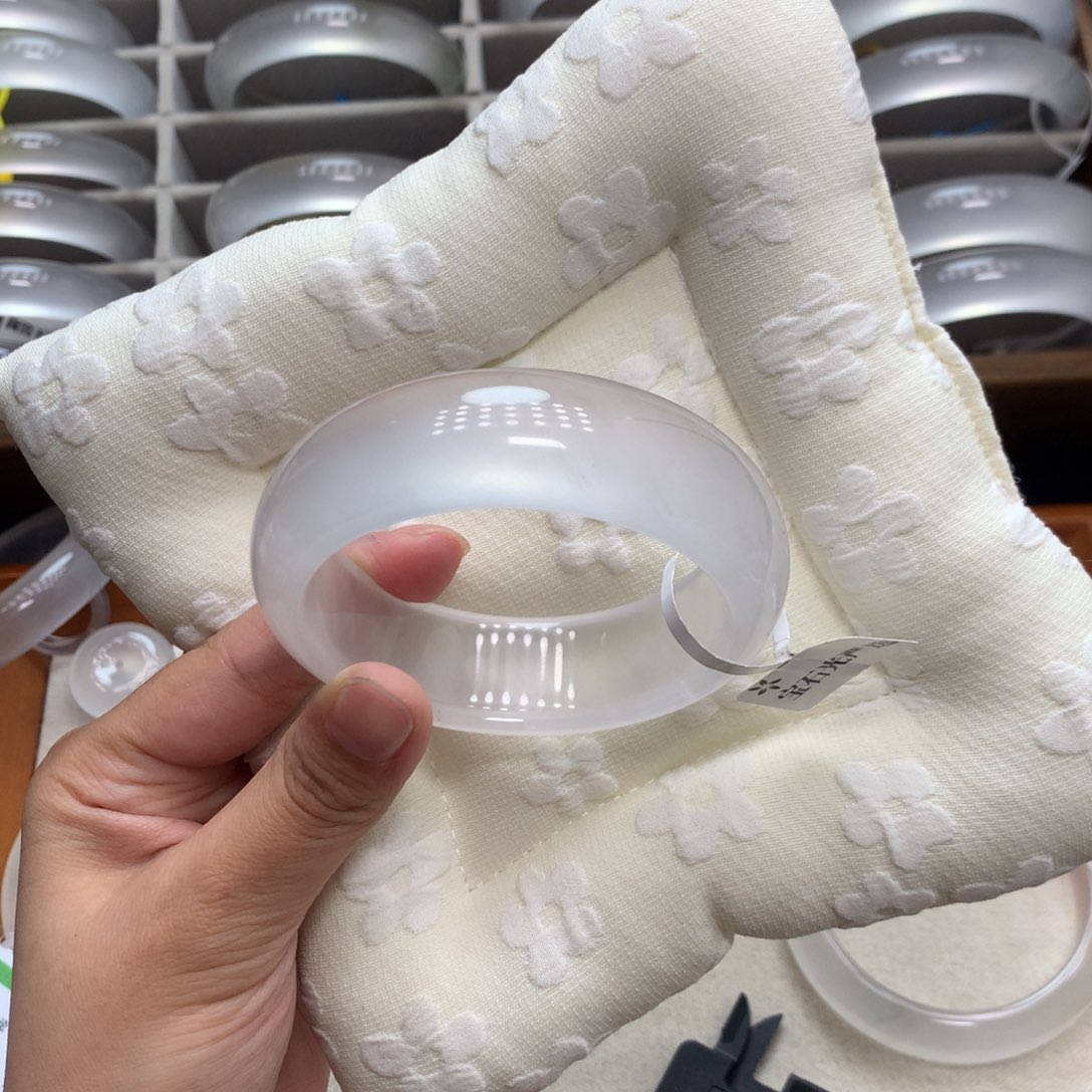 臻***妮石英质玉未镶嵌手镯1A56.8