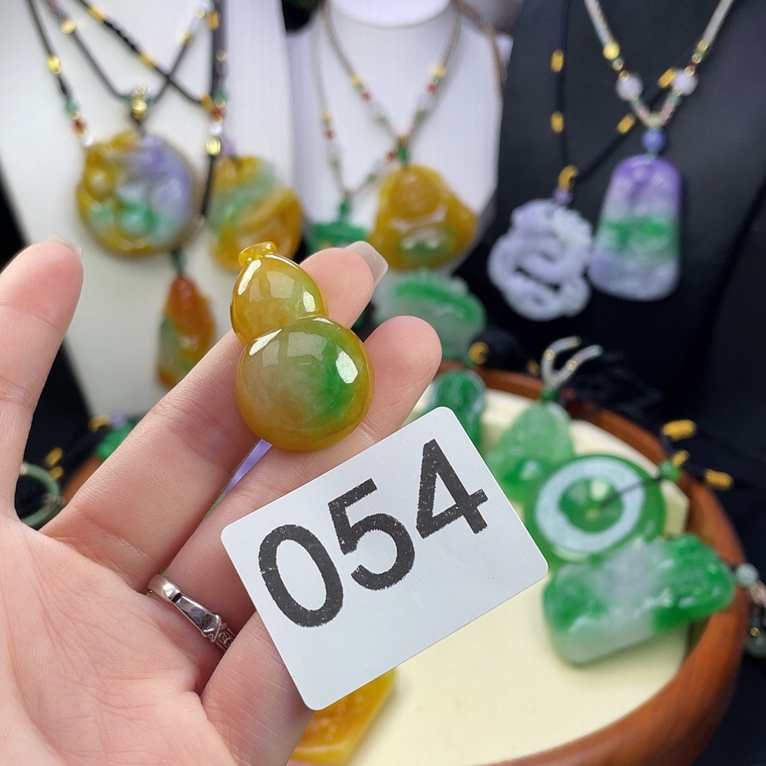 翡翠未镶嵌吊坠(赠链)