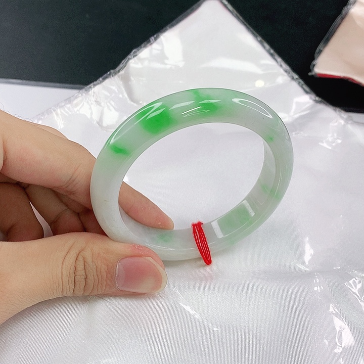 彦***翡翠未镶嵌手镯圈55。58031
