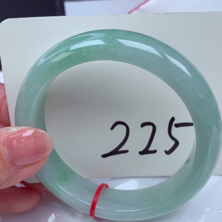 翡翠手镯未镶嵌翡翠