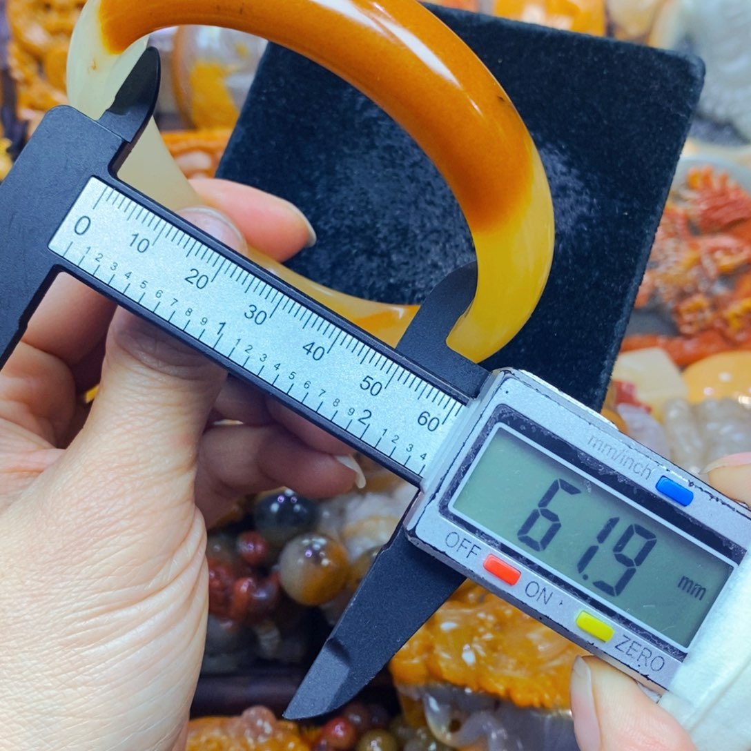 未镶嵌石英质玉（黄龙玉）颈饰