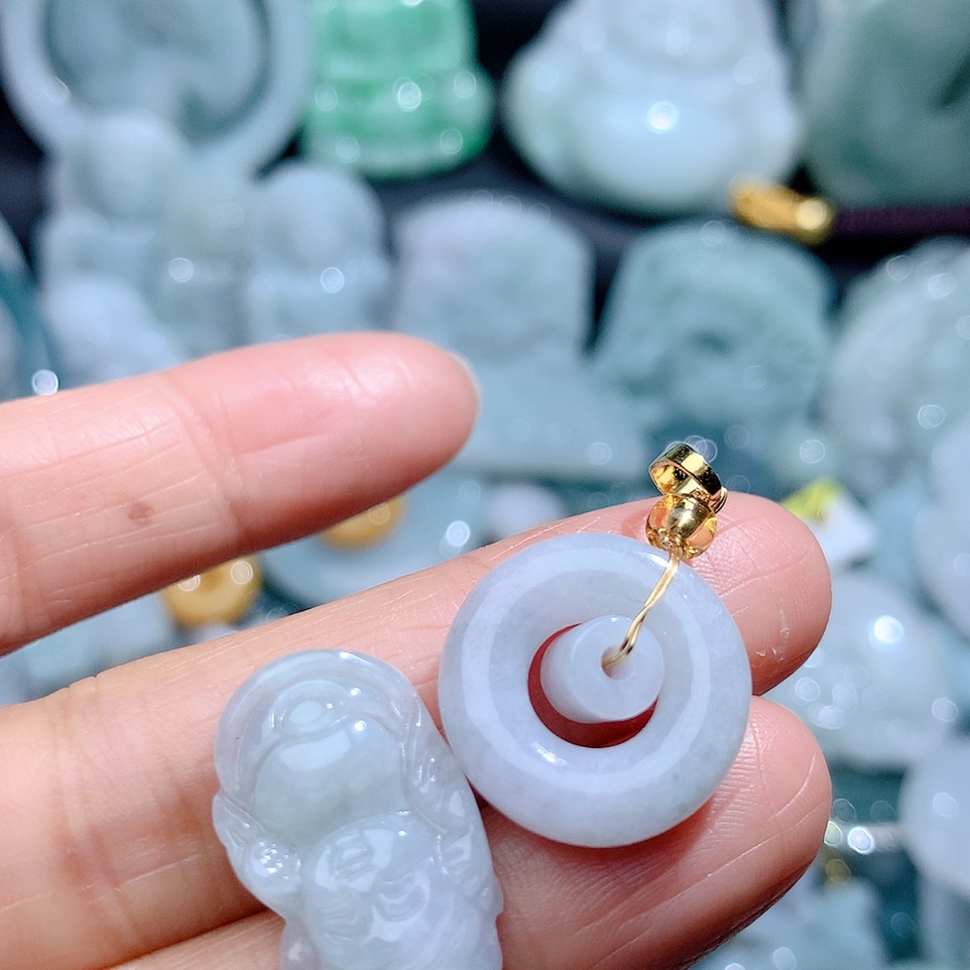 翡翠颈饰未镶嵌2500。