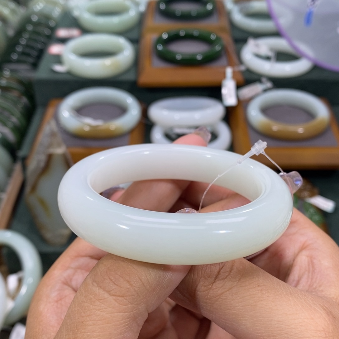 和田玉手镯未镶嵌