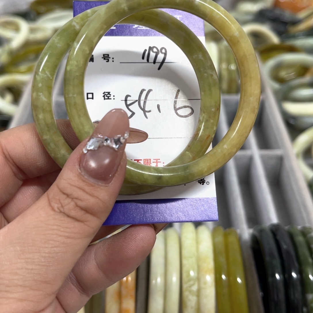 蛇纹石玉手镯未镶嵌