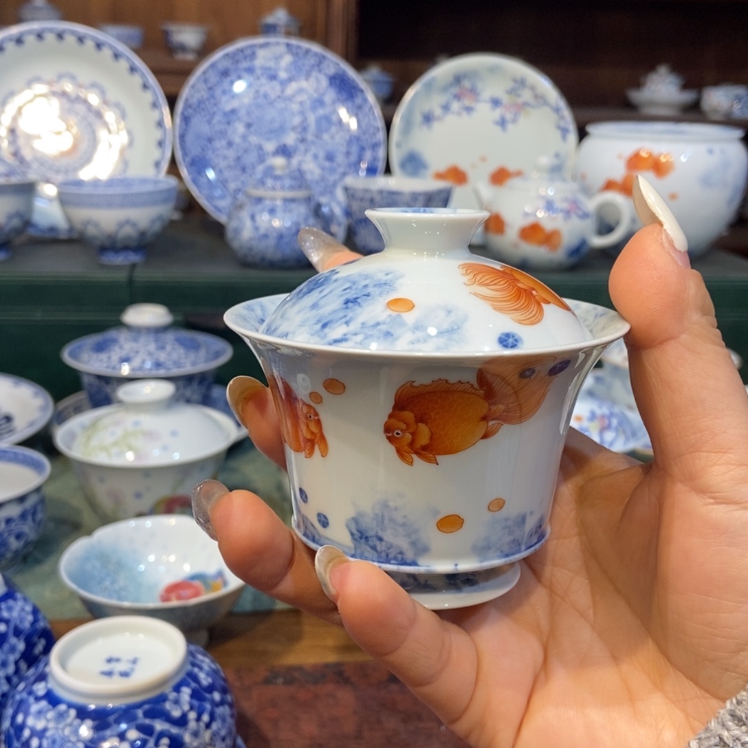 隐艺矾红金鱼盖碗