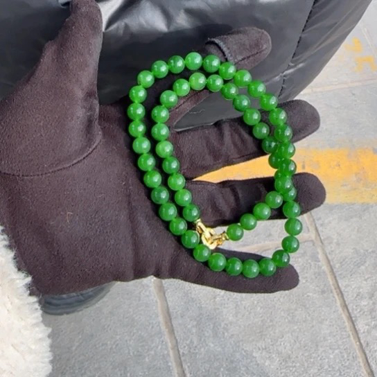 天然和田玉俄罗斯色标级辣阳绿卡8高端项链，个别点