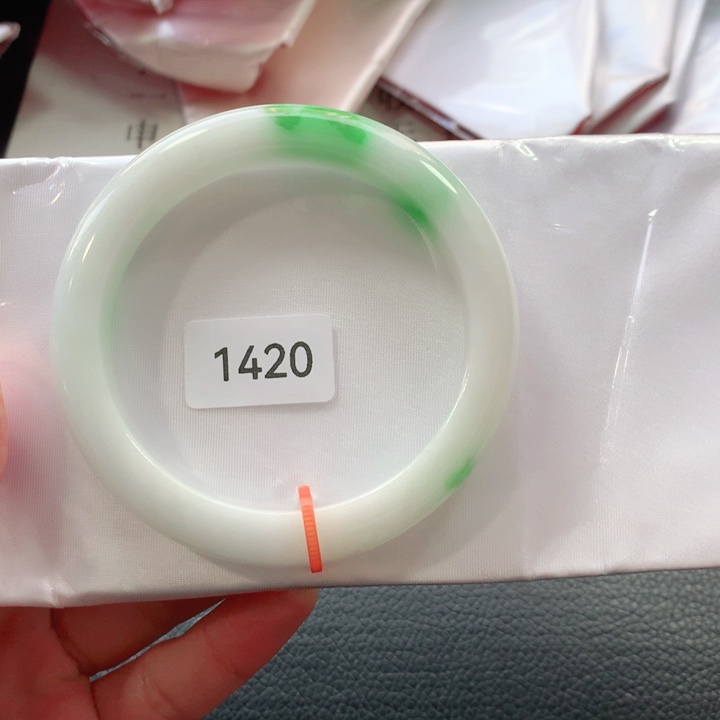 翡翠手镯未镶嵌天然翡翠手镯