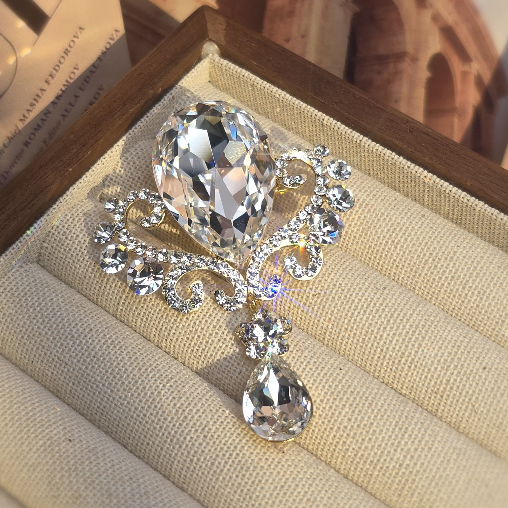 铜合金胸针 正品白色施华洛复古宫廷风水滴胸针 西装风衣配饰642