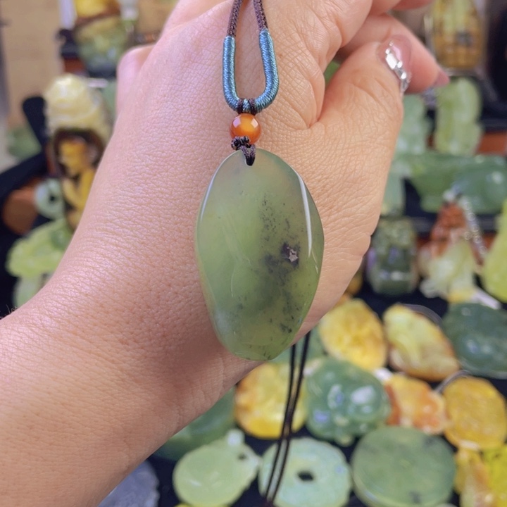 蛇纹石玉颈饰未镶嵌