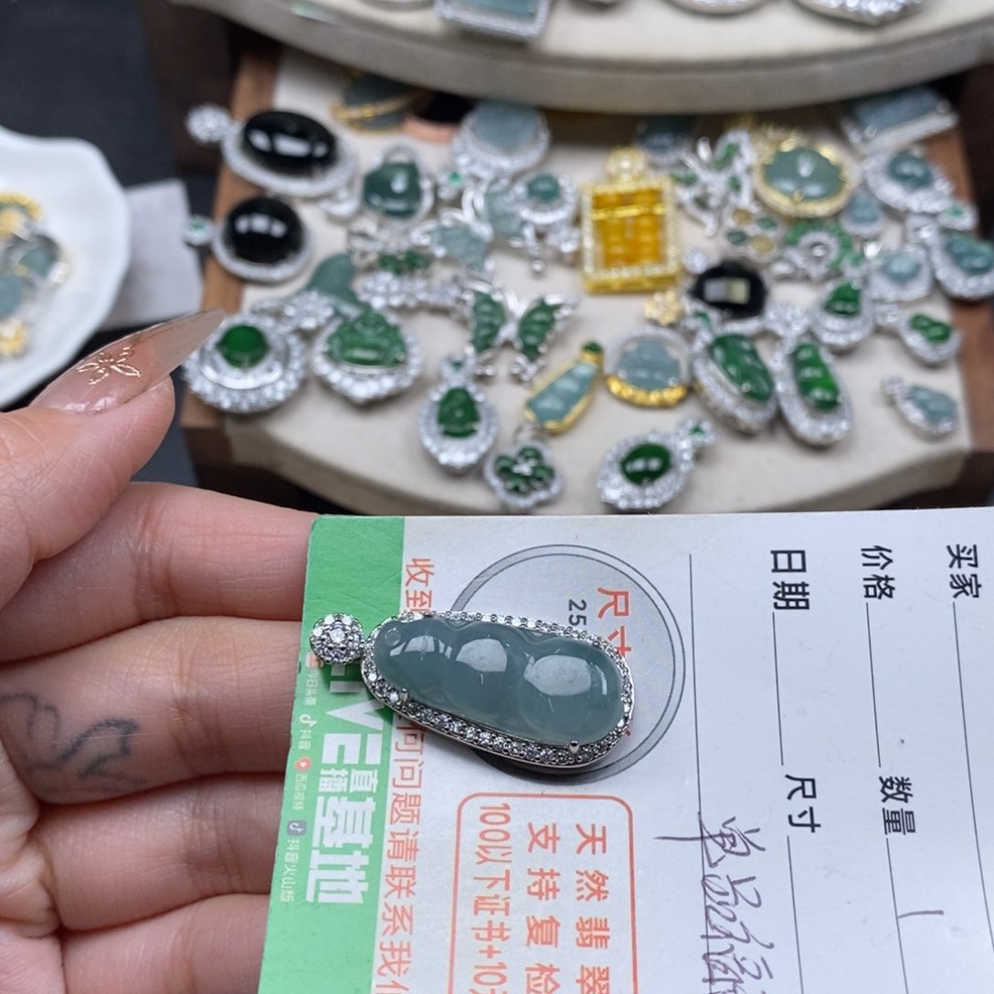 翡翠颈饰未镶嵌翡翠