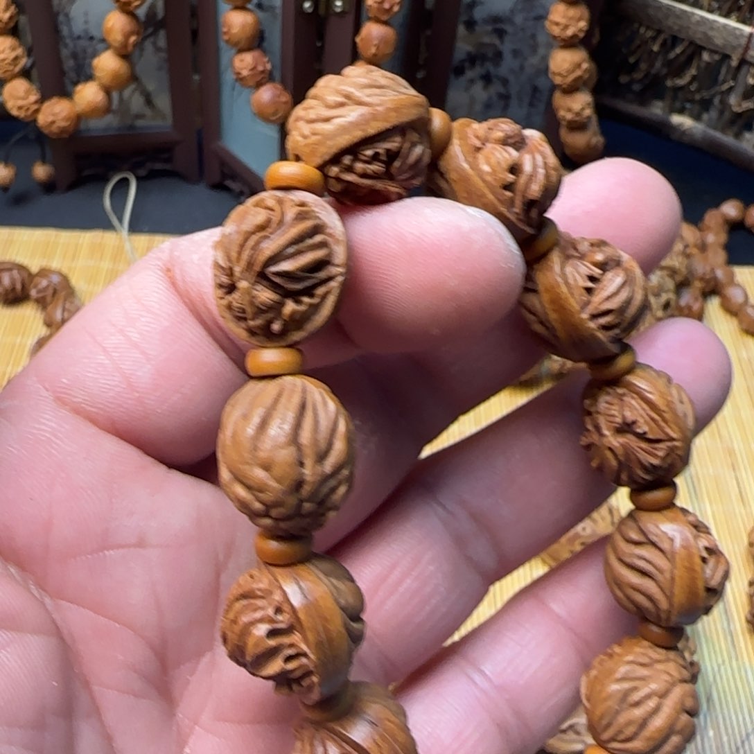 纯手工雕刻龙纹桃核单面金鱼手串一物一图