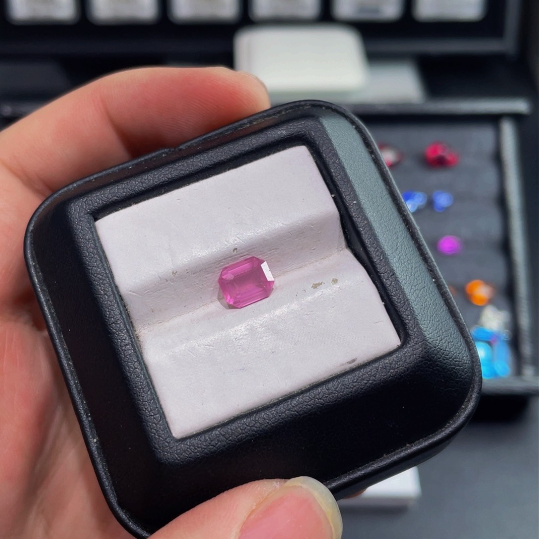 尖晶石裸石未镶嵌1.95克拉樱花粉马亨盖