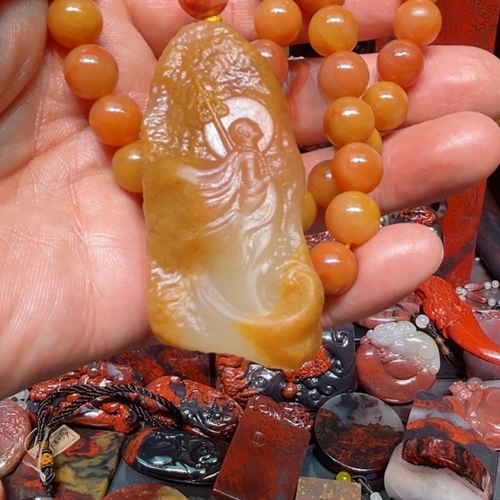 玉桂林鸡血玉随形挂件