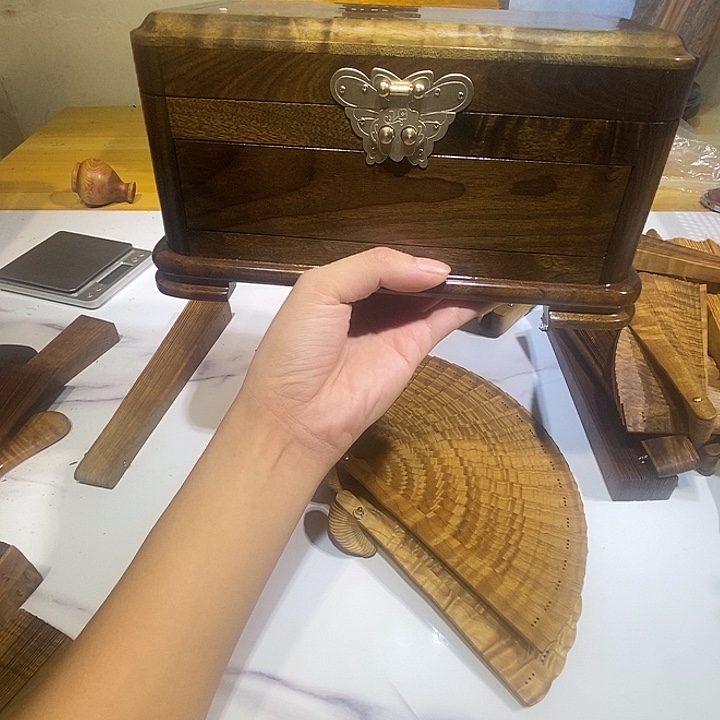此***刻实木金丝楠木盒子有没有