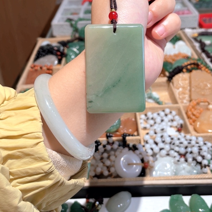 石英质玉未镶嵌颈饰
