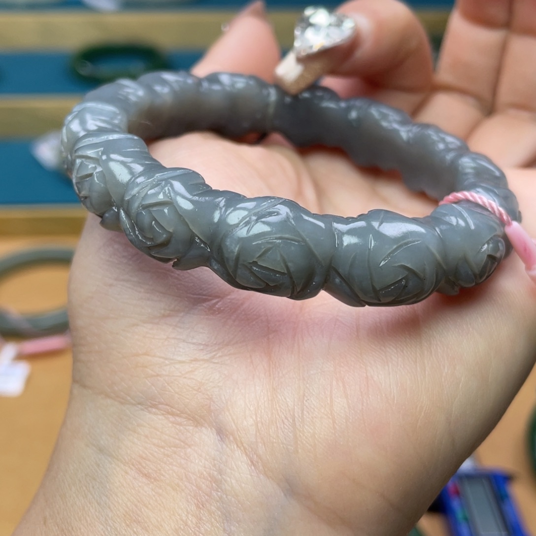 和田玉手镯56圈口。编号aA10未镶嵌