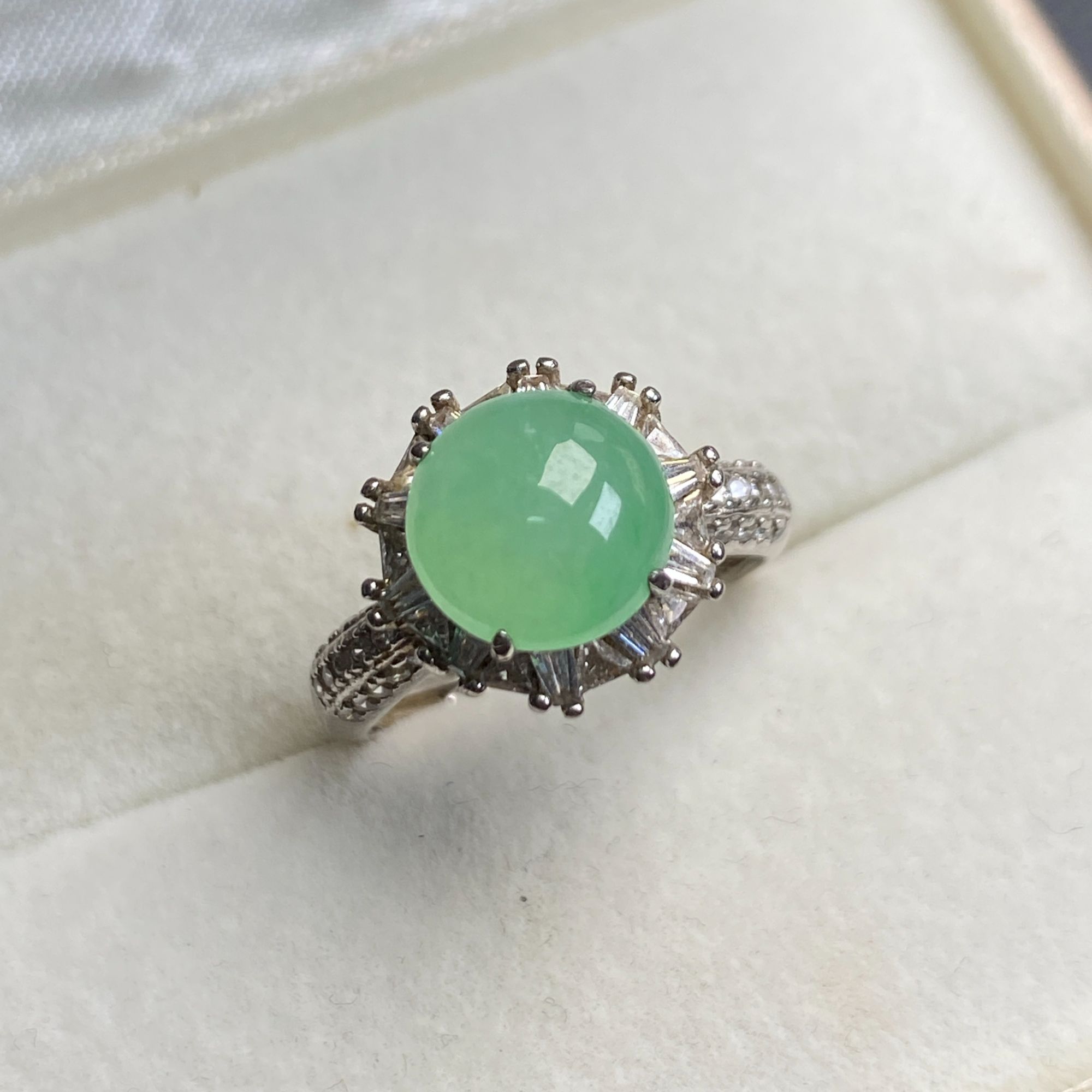 1221（小月源头）冰种翡翠果绿大颗粒正圆戒指干净饱满肉细荧光足