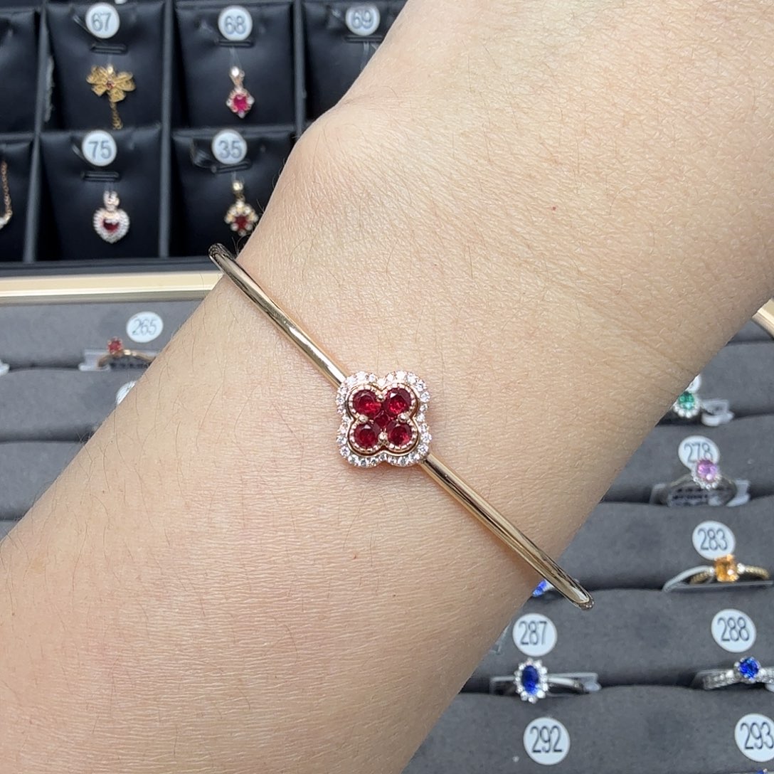 手镯红宝石18K金镶嵌四叶草弹力手镯0.48克拉