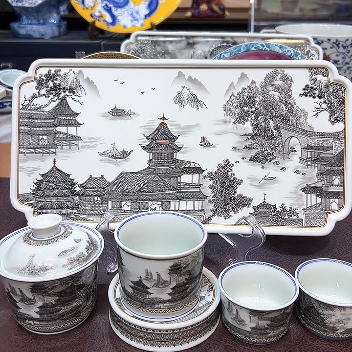摆件景德镇陶瓷艺术展在上海举办期间展出作品