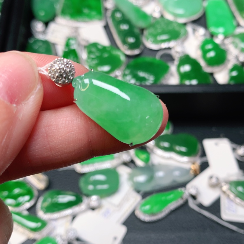 【闪购商品】翡翠吊坠(赠链)18K金镶嵌棉***朵