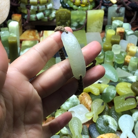 未镶嵌岫玉吊坠岫