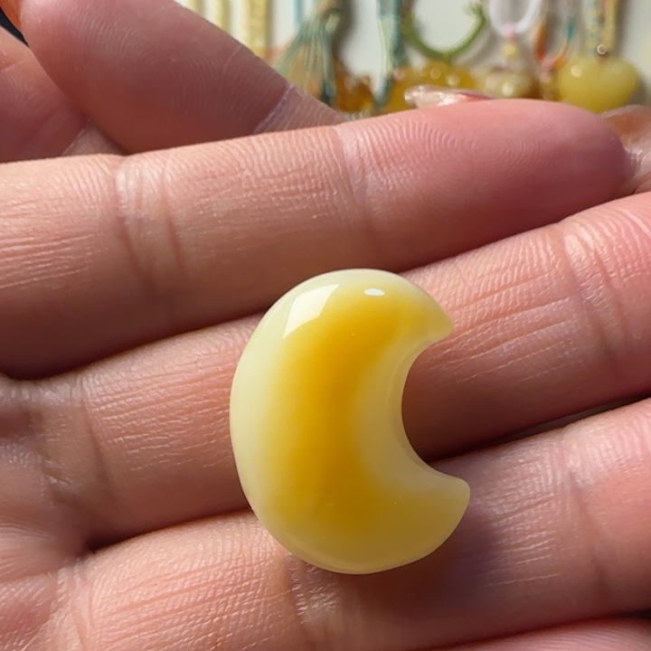 蜜蜡颈饰未镶嵌蜜蜡俏色月亮吊坠