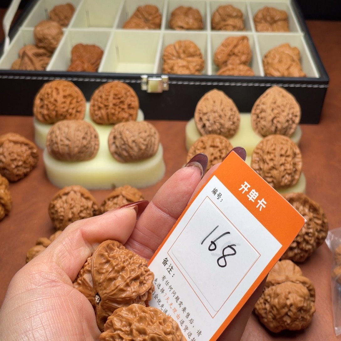 嗑***子文玩核桃吊坠瓷娃娃