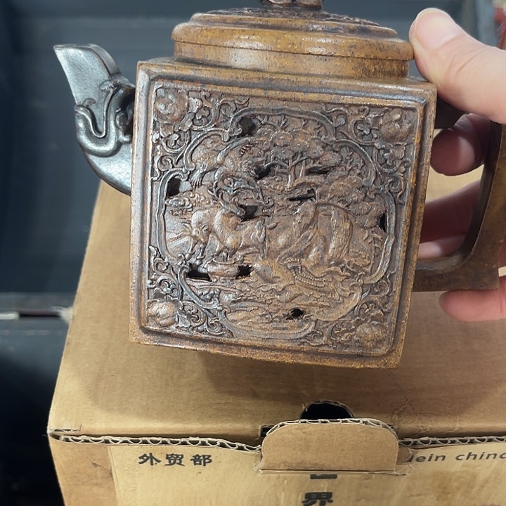 茶壶紫泥原矿泥料手工制作的一把。紫砂壶