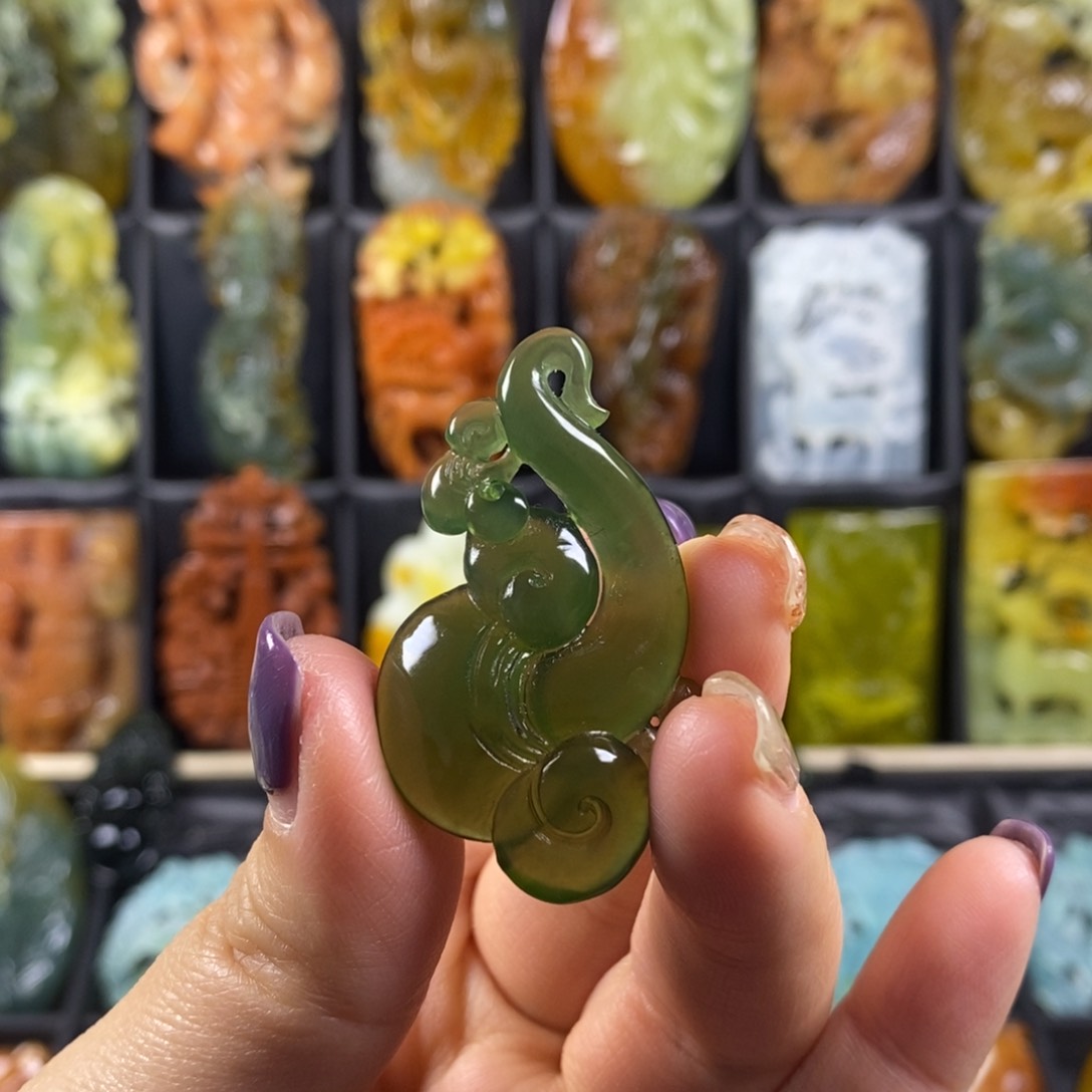 蛇纹石玉颈饰合金