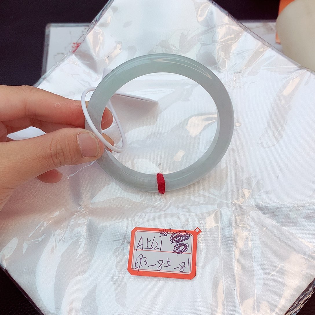 翡翠手镯未镶嵌翡翠