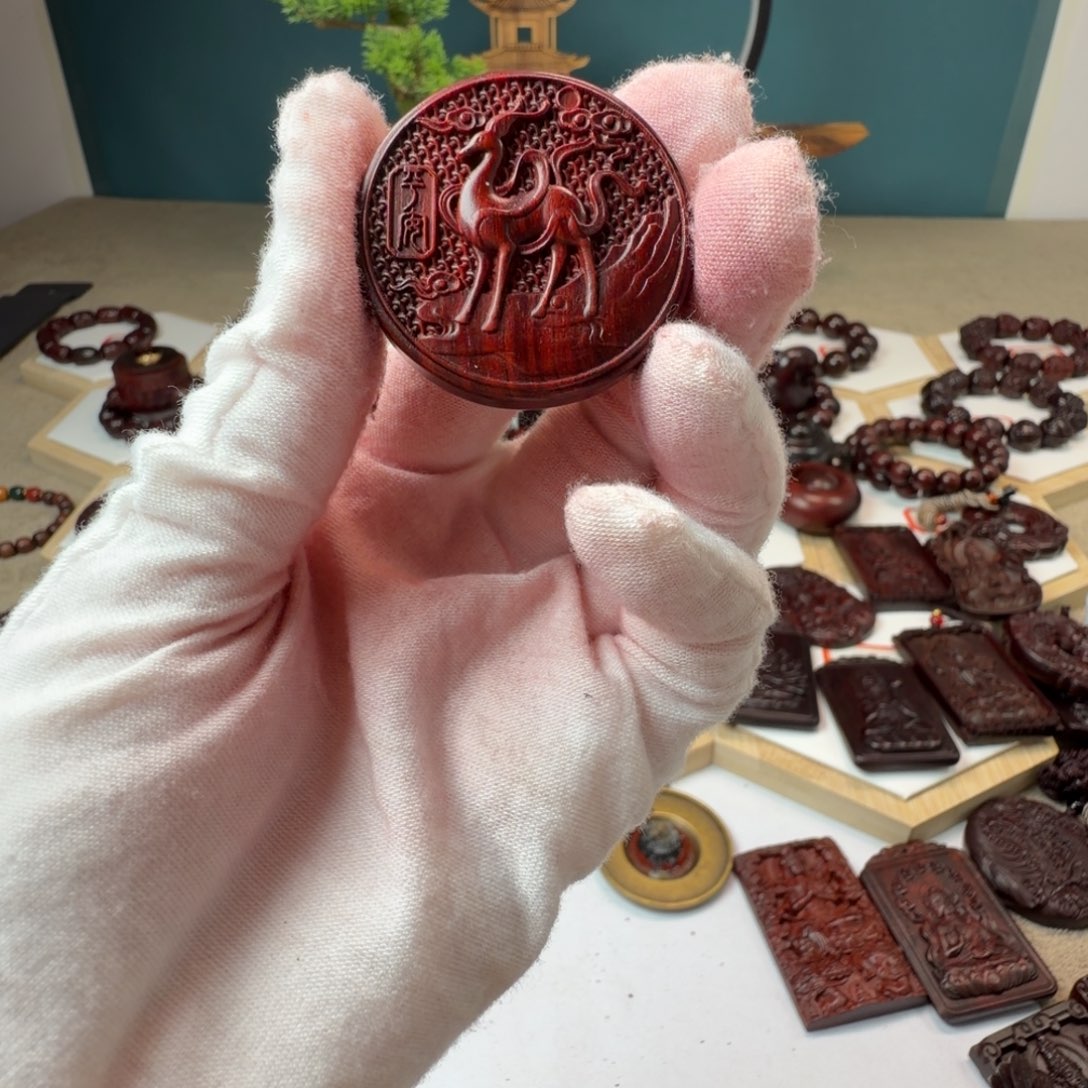 横***马小叶紫檀吊坠一路平安