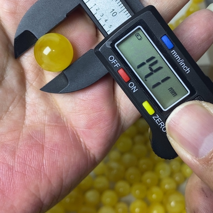 鬼***的琥珀未镶嵌裸石单株