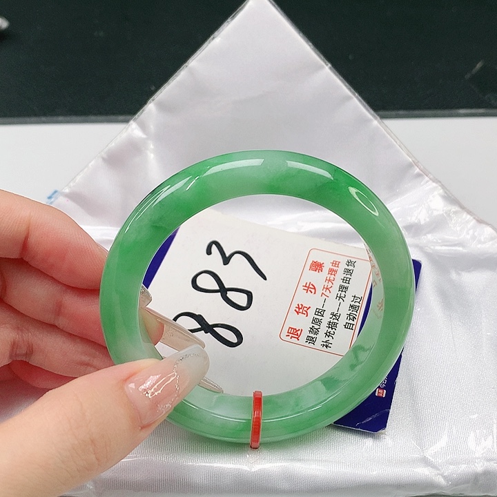 翡翠手镯未镶嵌翡翠手镯