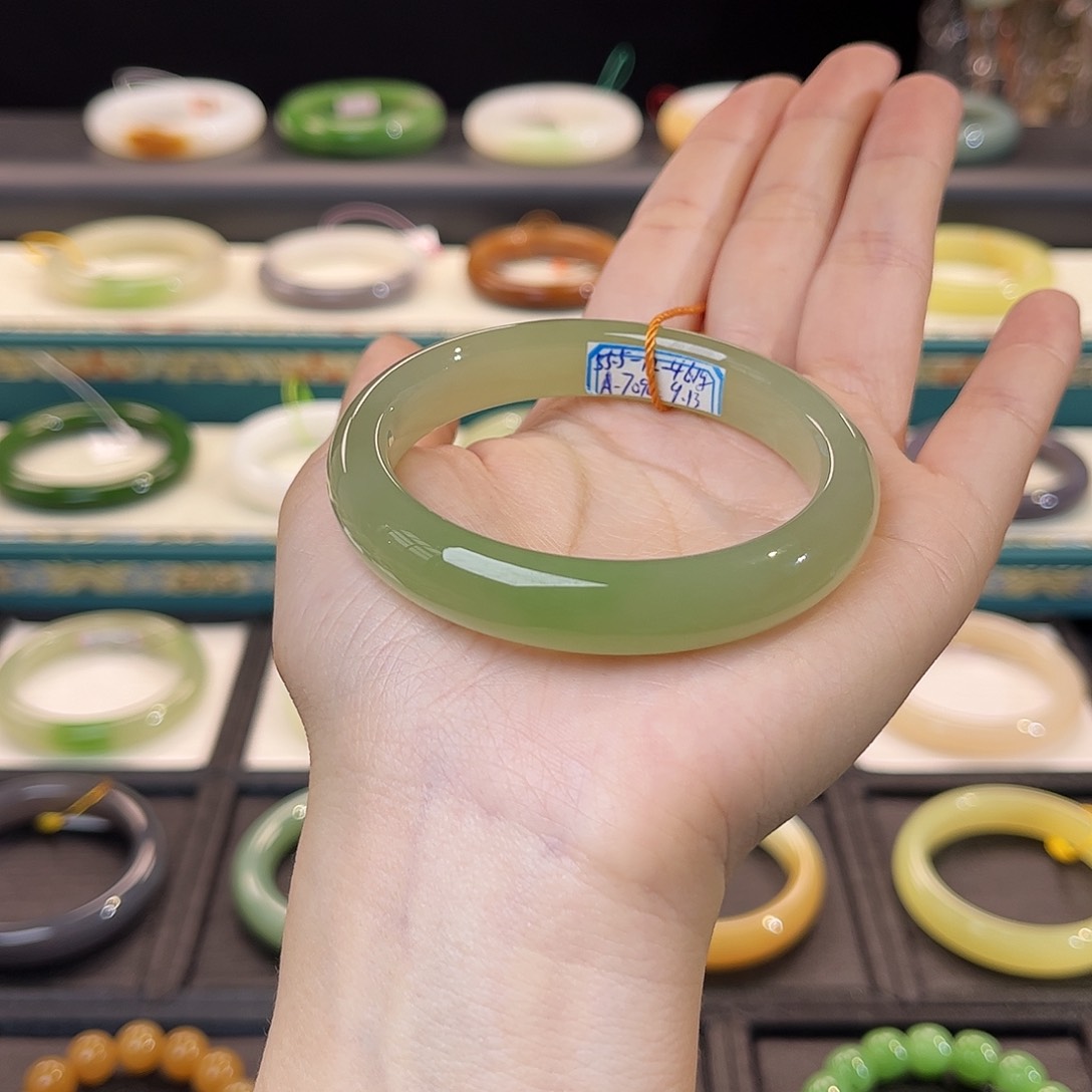 和田玉手镯未镶嵌朵****） 高冰翠青