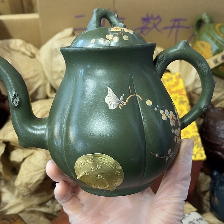 紫砂茶壶原矿泥料，手工制作的一把紫砂壶。