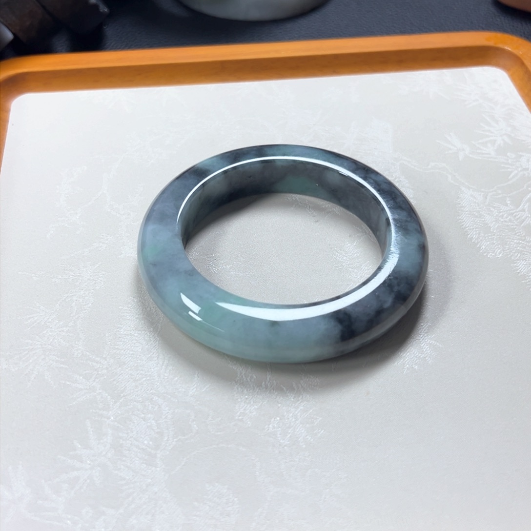 翡翠手镯未镶嵌翡翠手镯