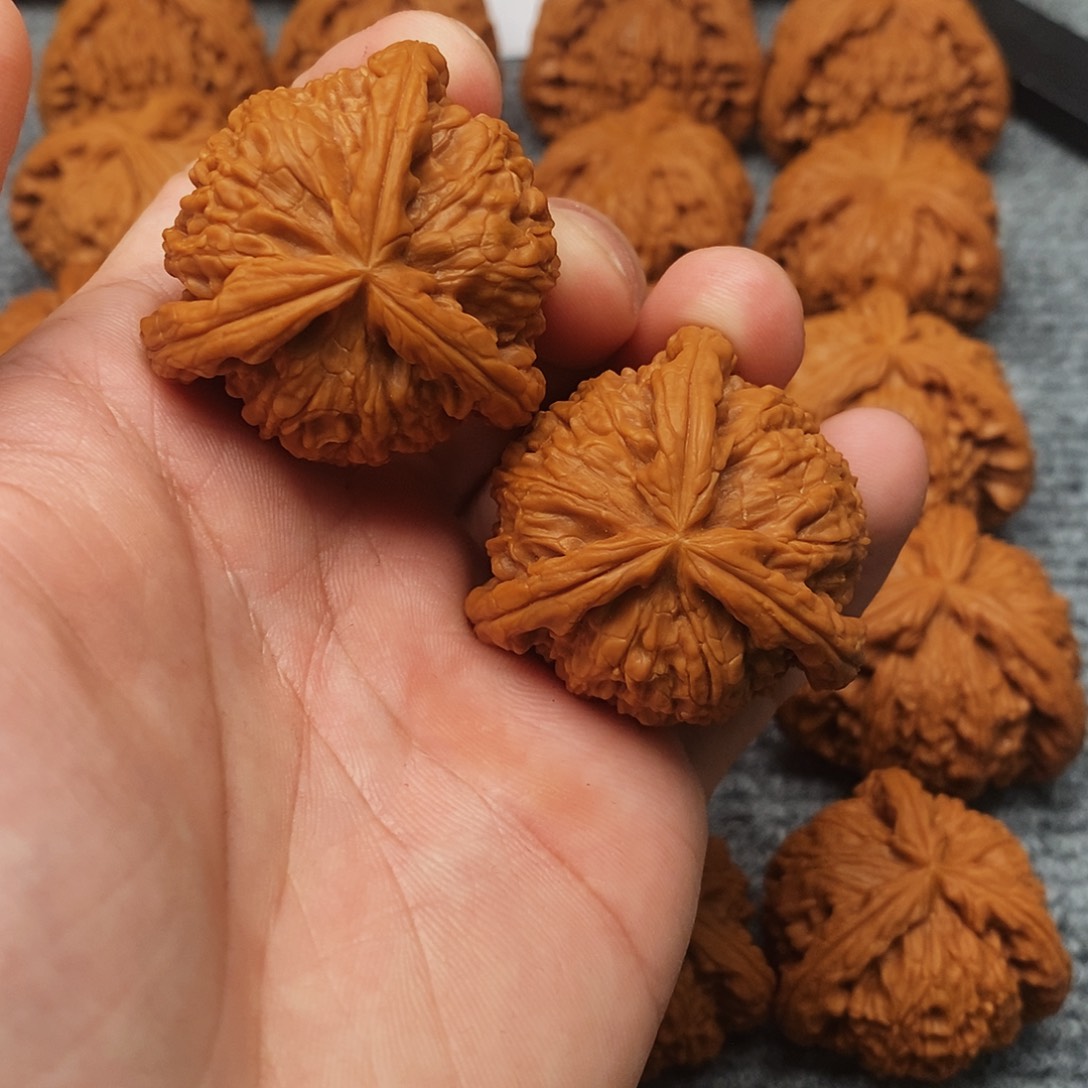 文玩核桃吊坠?精工修复三棱38白奔