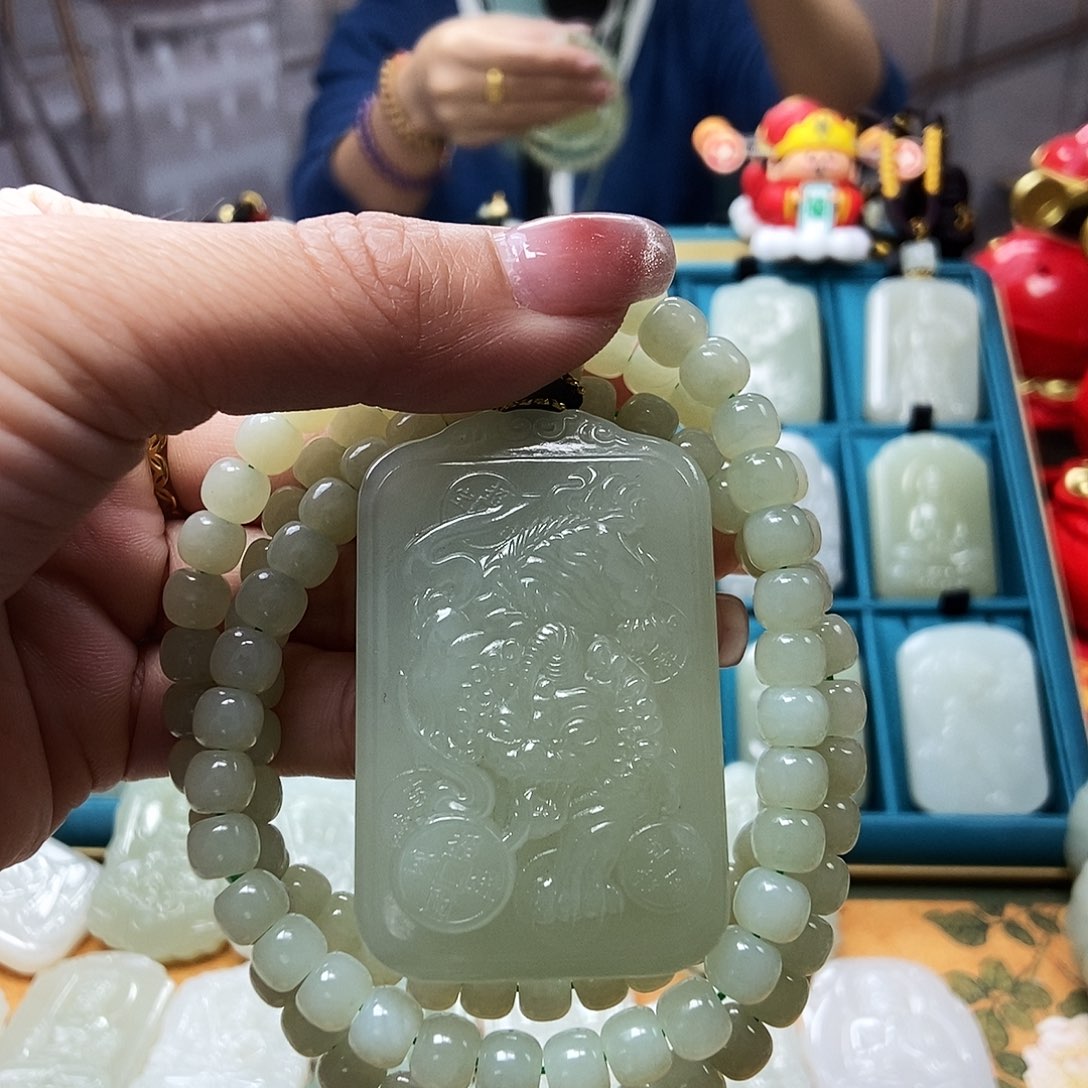 和田玉颈饰未镶嵌梦****?