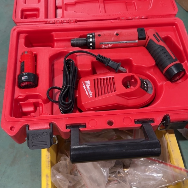 米沃奇起子机一台